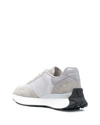 graue Sportschuhe von Alexander McQueen