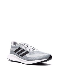 graue Sportschuhe von adidas