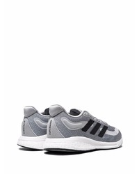 graue Sportschuhe von adidas