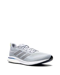 graue Sportschuhe von adidas