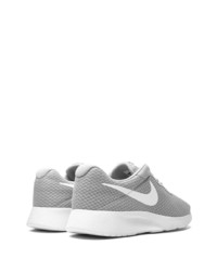 graue Sportschuhe von Nike