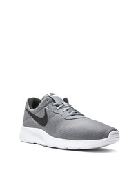 graue Sportschuhe von Nike