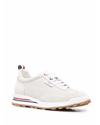 graue Sportschuhe von Thom Browne