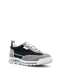 graue Sportschuhe von Thom Browne