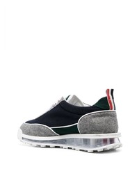 graue Sportschuhe von Thom Browne