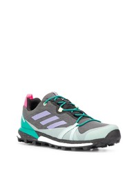 graue Sportschuhe von adidas