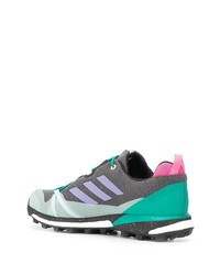 graue Sportschuhe von adidas