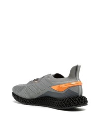 graue Sportschuhe von adidas