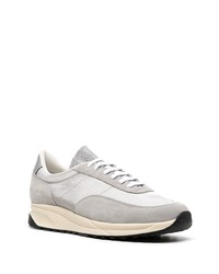 graue Sportschuhe von Common Projects