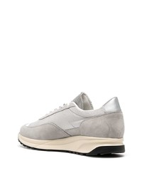 graue Sportschuhe von Common Projects