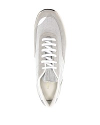 graue Sportschuhe von Common Projects