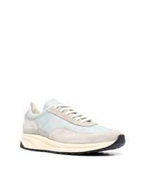 graue Sportschuhe von Common Projects