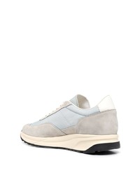 graue Sportschuhe von Common Projects