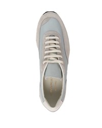 graue Sportschuhe von Common Projects