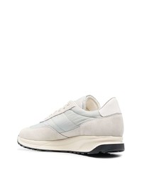 graue Sportschuhe von Common Projects