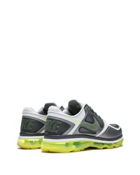 graue Sportschuhe von Nike