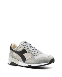 graue Sportschuhe von Diadora