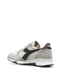 graue Sportschuhe von Diadora