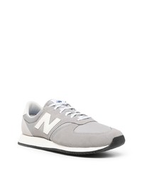 graue Sportschuhe von New Balance