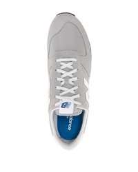 graue Sportschuhe von New Balance