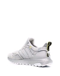 graue Sportschuhe von adidas