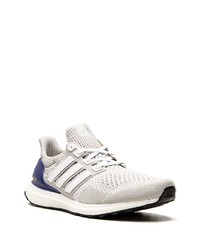 graue Sportschuhe von adidas