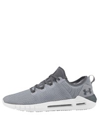 graue Sportschuhe von Under Armour