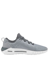 graue Sportschuhe von Under Armour