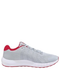 graue Sportschuhe von Under Armour