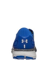 graue Sportschuhe von Under Armour