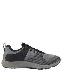 graue Sportschuhe von Under Armour