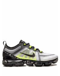 graue Sportschuhe von Nike