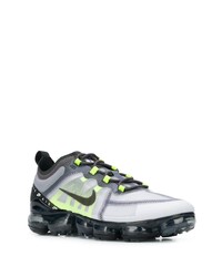 graue Sportschuhe von Nike