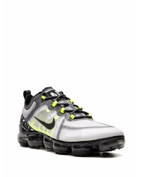 graue Sportschuhe von Nike