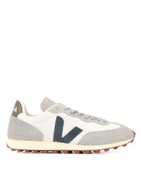 graue Sportschuhe von Veja