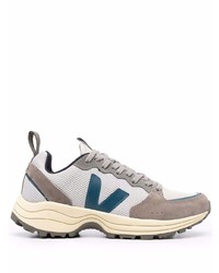 graue Sportschuhe von Veja