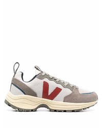 graue Sportschuhe von Veja