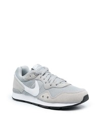 graue Sportschuhe von Nike