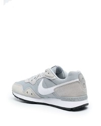 graue Sportschuhe von Nike