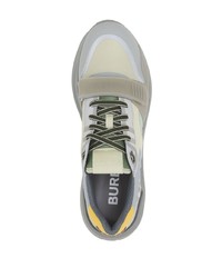 graue Sportschuhe von Burberry