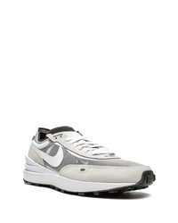 graue Sportschuhe von Nike