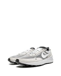 graue Sportschuhe von Nike