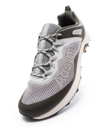 graue Sportschuhe von Merrell