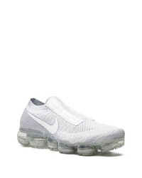 graue Sportschuhe von Nike