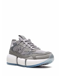 graue Sportschuhe von New Balance