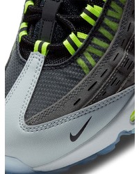 graue Sportschuhe von Nike