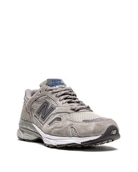 graue Sportschuhe von New Balance