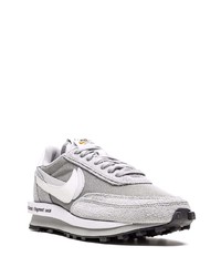 graue Sportschuhe von Nike