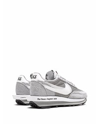 graue Sportschuhe von Nike