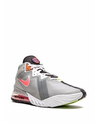 graue Sportschuhe von Nike